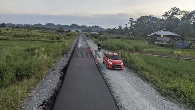 SEBAGIAN BERASPAL: Pengerjaan pengaspalan Jalan Buluh Perindu yang menghubungkan dua kecamatan, yakni Tanjung Selor dan Tanjung Palas.