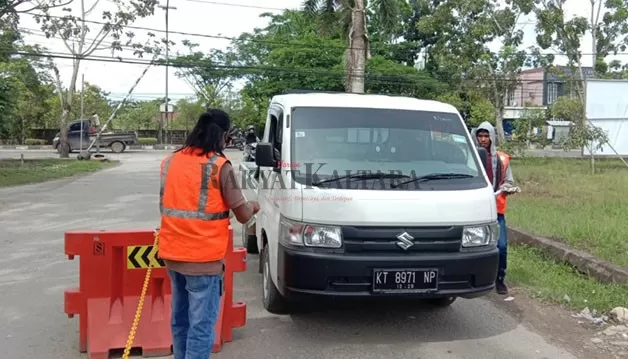 DONGKRAK PAD: Penarikan retribusi parkir di Pasar Induk Tanjung Selor masih menggunakan sistem manual.