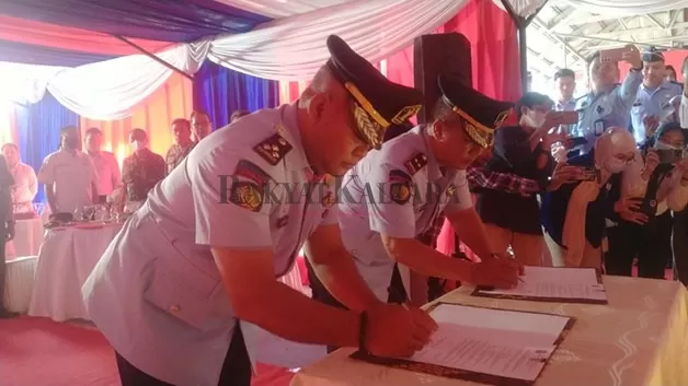 SERTIJAB: Kepala Lapas Tarakan Muhammad Ridwantoro (kanan) menandatangani SK sertijab oleh Kanwil Kemenkumham Kaltim, Senin (28/11).