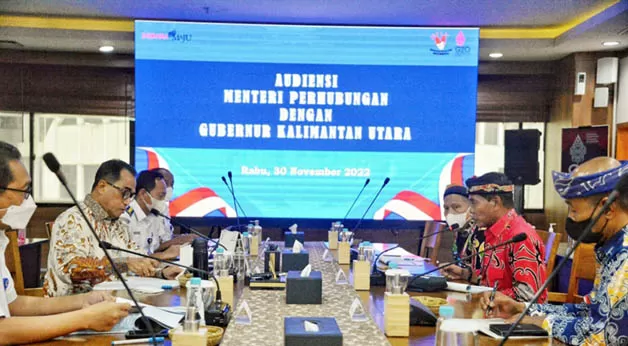 AUDIENSI: Gubernur Kaltara Drs H Zainal Arifin Paliwang, SH., M.Hum (batik merah) lakukan audiensi dengan Menteri Perhubungan Budi Karya, Rabu (30/11) lalu.