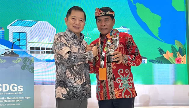 TERBAIK II: Gubernur Kaltara Drs H Zainal Arifin Paliwang SH, M.Hum menerima penghargaan SDGs Annual Conference yang diberikan Menteri PPN / Kepala Bappenas Suharso Monoarfa, Kamis (1/12).