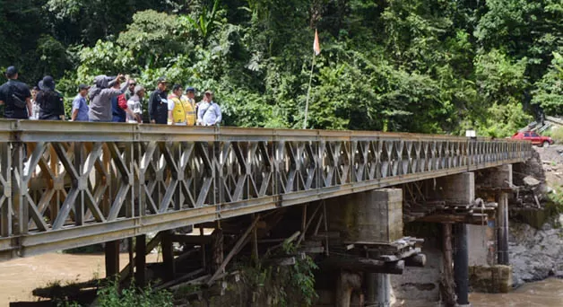MUDAHKAN MOBILISASI: Jalan Malinau menuju Krayan di Kabupaten Nunukan telah dibangun jembatan semi permanen untuk akses mobilisasi.