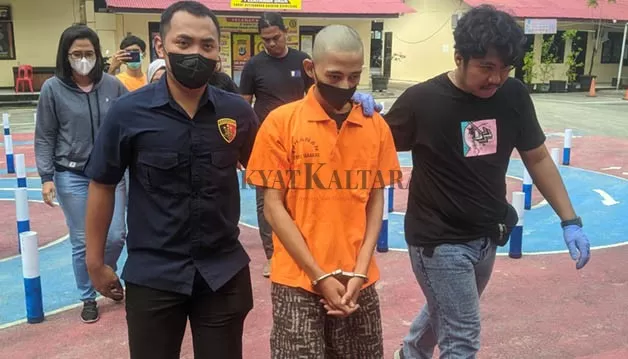 PEMBUNUHAN: Polisi mengamankan tersangka pembunuhan yang kini sudah ditahan di Rumah Tahanan Mako Polres Tarakan, Jumat (2/12).
