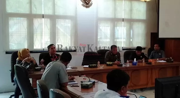 ANTREAN TRUK: DPRD Tarakan memanggil sub kontraktor dan Pertamina untuk menertibkan antrean truk di SPBU Mulawarman dan Gunung Lingkas, Senin (5/12).