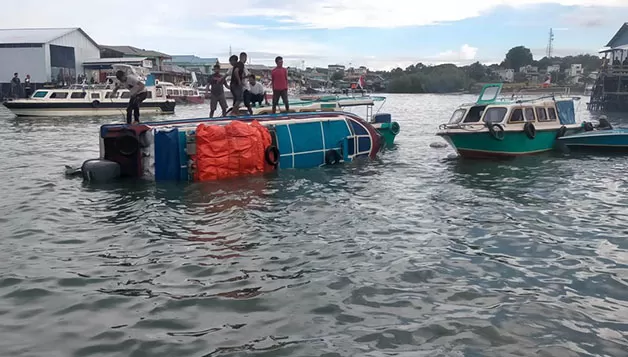 SPEEDBOAT TERBALIK: Speedboat Arshiya yang memuat barang terbalik di sekitar Pelabuhan Tengkayu I Tarakan, Rabu (7/12).