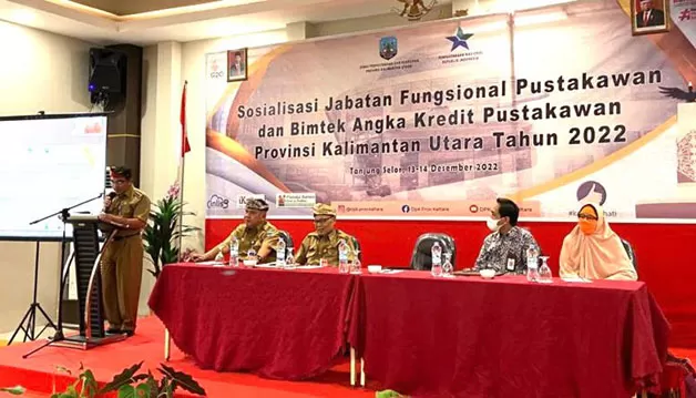 PUSTAKAWAN: Sekretaris Provinsi Kaltara Suriansyah (kiri) mewakili gubernur membuka Sosialisasi Jabatan Fungsional Pustakawan dan Bimtek angka Kredit Jabatan Pustakawan di Tanjung Selor, Selasa (13/12).