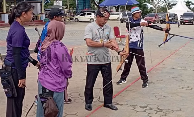 JAJAL MEMANAH: Gubernur Kaltara Zainal Arifin Paliwang mencoba memanah di Lapangan Agatish Tanjung Selor, Jumat (16/12).