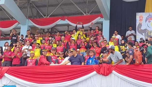 RESMI DIMULAI: Gubernur Kaltara Zainal Arifin Paliwang membuka perhelatan Porprov I Kaltara di Stadion Andi Tjatjo Tanjung Selor, Kabupaten Bulungan, pada Sabtu (17/12) lalu.