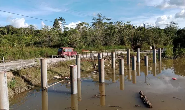 CEGAH ABRASI: Pemasangan tiang pancang untuk mencegah terjadinya abrasi di Desa Tengkapak Tanjung Selor.