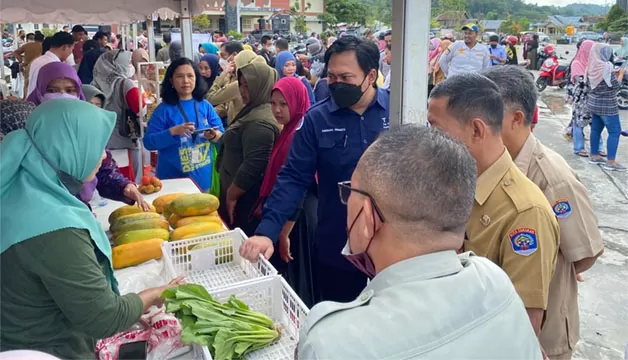 SIDAK PASAR: Satgas Pengendalian Pangan Tarakan bersama TPID melakukan sidak untuk mengecek stabilitas harga pangan, Rabu (21/12).
