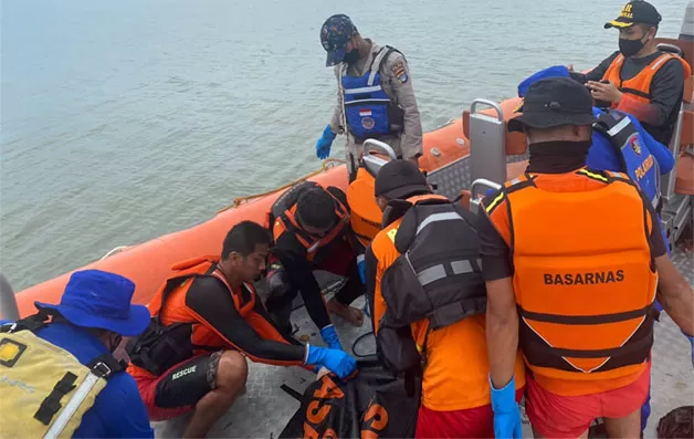 DIEVAKUASI: Jenazah korban Nasyudin saat dilakukan evakuasi oleh tim SAR gabungan di perairan Pulau Keciak, Kabupaten Bulungan, Kamis (22/12).