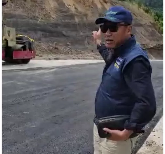 TINJAU LOKASI: TPE-PSN Kementerian PUPR RI Suheriyatna saat berada di Jalan Lingkar Sebatik untuk meninjau pengerjaan longsor yang sudah teratasi.