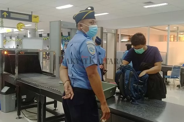 AKTIVITAS BANDARA: Petugas Avsec Bandara Juwata Tarakan memeriksa tas milik penumpang sebelum naik pesawat.