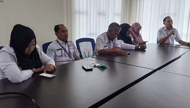 LAPORAN CUACA: Kepala BMKG Tarakan Muhammad Sulam Khilmi (dua dari kiri) mengimbau kepada masyarakat agar tetap waspada terhadap potensi cuaca ekstrem.