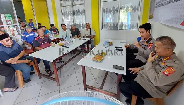 KESULITAN BBM: Kapolda Kaltara Irjen Pol Daniel Adityajaya (pakai mic) memberikan penjelasan berkaitan keluhan para pengusaha speedboat reguler, buruh maupun tukang ojek di Pelabuhan Kayan II Tanjung Selor, Jumat (6/1).