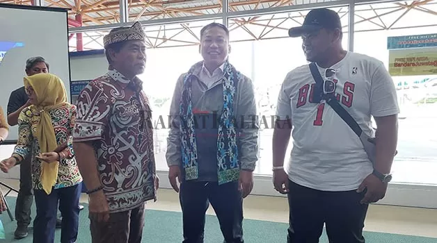 DIRESMIKAN: Gubernur Kaltara Zainal Arifin Paliwang (kiri) usai menyambut penumpang penerbangan perintis SOA di Bandara Juwata Tarakan, Sabtu (7/1) lalu.