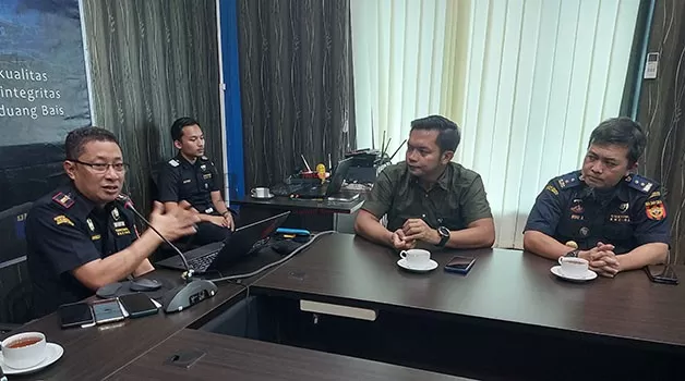 REALISASI PENERIMAAN: Kepala Kantor Pengawasan dan Pelayanan Bea Cukai Tarakan, Minhajuddin Napsah (kiri) memaparkan realisasi penerimaan tahun 2022, Senin (9/1).