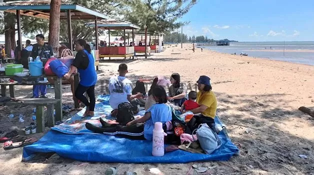 WISATA ALAM: Pantai Tanah Kuning yang berlokasi di Kecamatan Tanjung Palas Timur Kabupaten Bulungan menjadi objek wisata yang kerap dikunjungi masyarakat.