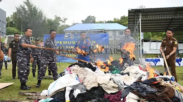 DIBAKAR: Sebanyak 70 balpres berisi pakaian bekas dibakar karena sudah ada putusan Pengadilan Negeri Tanjung Selor, Kamis (12/1).