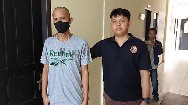 DEMI JUDI: Oknum Satpam (kiri) saat dibawa ke ruang tahanan Mako Polres Tarakan, Jumat (13/1).