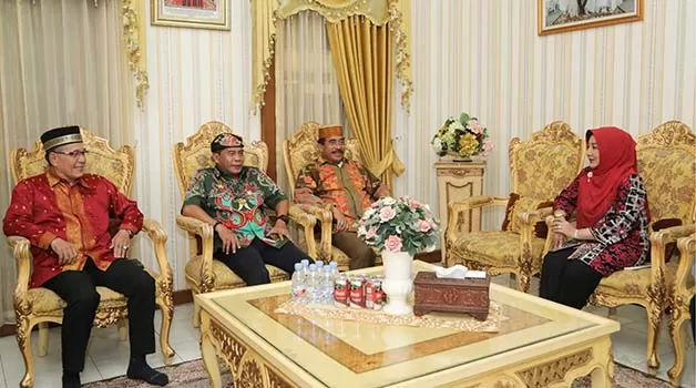 PERTEMUAN: Gubernur Kaltara Zainal Arifin Paliwang (dua dari kiri) saat bertemu Bupati Berau Sri Juniarsih, pada Sabtu (14/1) malam.