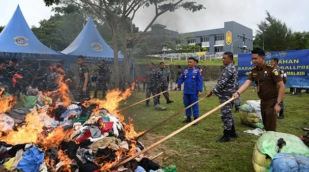 DIMUSNAHKAN: Hasil pengungkapan berupa pakaian bekas oleh KPPBC Tarakan dan barang bukti pun dimusnahkan dengan cara dibakar.