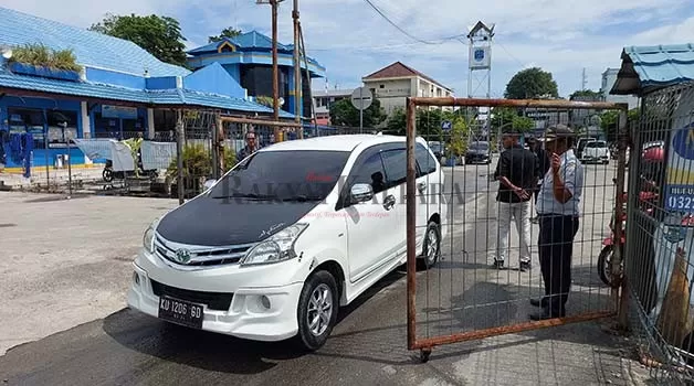 SISTEM BUKA TUTUP: Petugas Dishub Kaltara membatasi kendaraan yang masuk ke dermaga Pelabuhan Tengkayu I Tarakan, Senin (16/1).