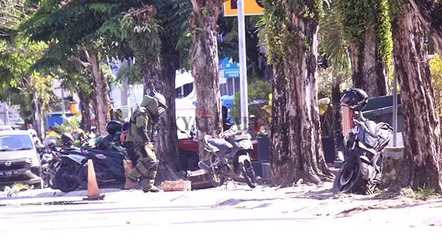 STERILISASI: Unit Jibom Satbrimob Polda Kaltara lakukan sterilisasi terhadap barang yang diduga bom di depan Mako Polres Tarakan, Selasa (17/1).