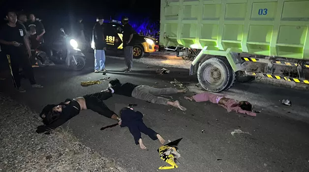 TELAN KORBAN JIWA: Kecelakaan lalu lintas yang mengakibatkan satu keluarga meninggal dunia di tempat kejadian di Jalan Poros Tanah Kuning, Kecamatan Tanjung Palas Timur, Selasa (17/1) malam.