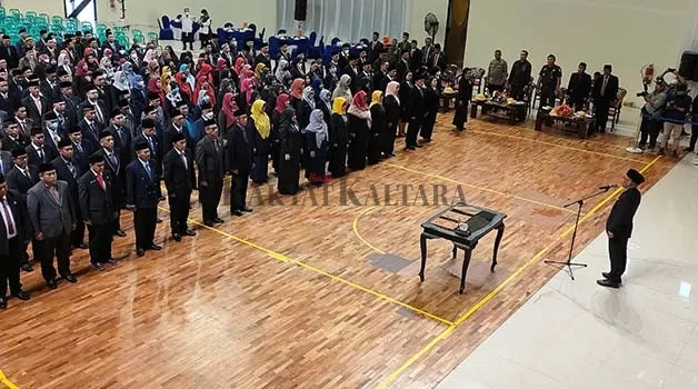 PROSESI PELANTIKAN: Pejabat administrator dan pengawas di lingkup Pemkab Bulungan menjalani pelantikan di Dome Center Tanjung Selor, Rabu (18/1).