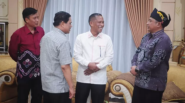 DISKUSI RINGAN: Bupati Bulungan Syarwani (dua dari kanan) menyambut kedatangan Dirjen Pendis Kemenag RI Prof Dr H Muhammad Ali Ramdhani (paling kanan), pada Kamis (19/1) malam.