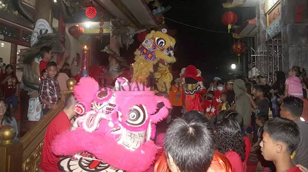 AKSI BARONGSAI: Umat Konghucu melakukan ibadah malam perayaan Imlek di Klenteng Tao Pek Kong dengan dimeriahkan adanya aksi Barongsai, Sabtu (21/1) malam lalu.