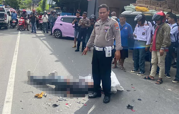 MENINGGAL DI TKP: Personel Satlantas Polres Tarakan lakukan olah TKP meninggalnya MI saat terlindas truk di Jalan Pangeran Diponegoro, Kelurahan Sebengkok, sekitar pukul 15.40 Wita, Selasa (24/1).