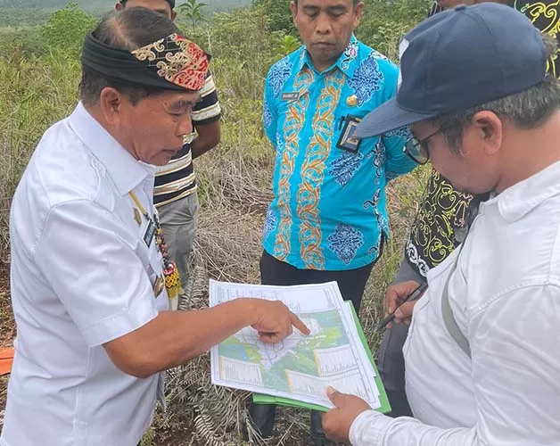 TINJAU LOKASI: Gubernur Kalimantan Utara (Kaltara) Drs H Zainal Arifin Paliwang, S.H., M.Hum (kiri) saat berada di lokasi pembangunan KBM Tanjung Selor, Rabu (25/1) lalu.
