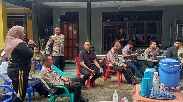 KELUHAN WARGA: Personel Polres Tarakan bersama warga Kelurahan Selumit Pantai membahas masalah yang terjadi di lingkungan, Jumat (27/1).