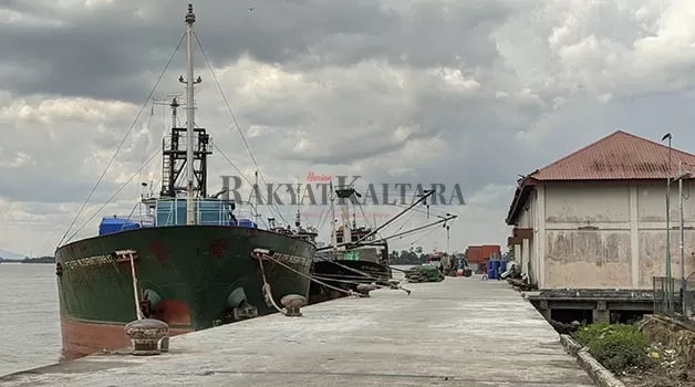 AKTIVITAS BONGKAR MUAT BARANG: Pembangunan pelabuhan barang di Tanjung Selor masih diupayakan, mengingat kondisi Sungai Kayan sudah mengalami pendangkalan.