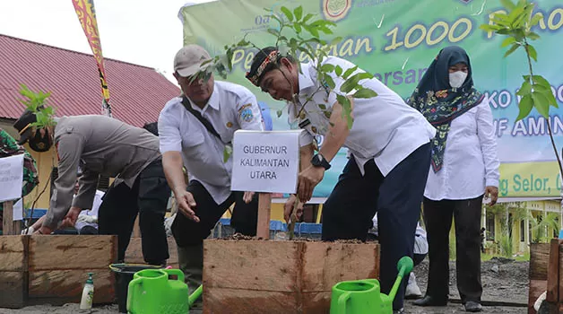POHON BUAH: Gubernur Kaltara Zainal Arifin Paliwang melakukan penanaman pohon di SMKN 1 Tanjung Palas, Rabu (1/2).