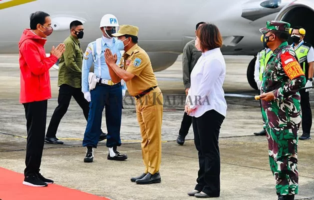 AGENDAKAN KE KALTARA LAGI: Presiden RI Joko Widodo (kiri) saat berkunjung ke Kaltara disambut Gubernur Kaltara Zainal Arifin Paliwang, pada tahun 2021 lalu.