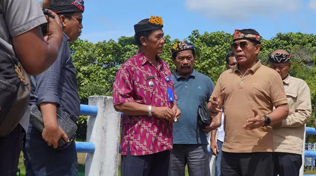 KE PERBATASAN: Gubernur Kaltara Zainal Arifin Paliwang saat mengunjungi SPAM PDAM binaan PT DTR, Sabtu (4/2) lalu.