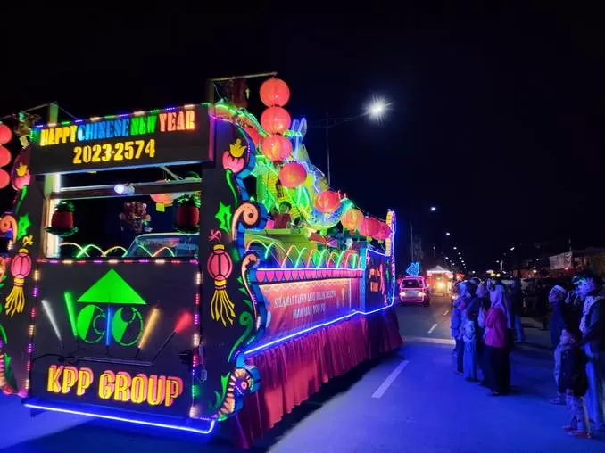 MENARIK PERHATIAN : Karnaval Mobil Hias di penuhi lampion, hingga simbol kelinci besar jadi daya tarik warga memadati sepanjang Jalan di Tanjung Selor
