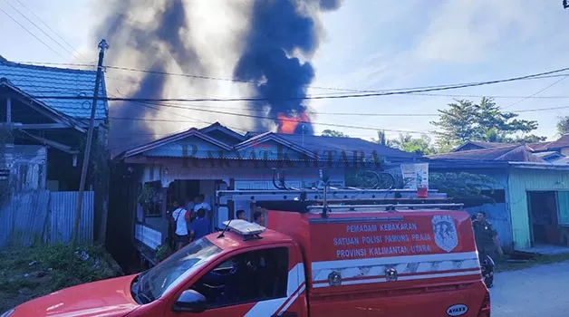 HANGUSKAN SATU RUMAH: Kebakaran terjadi di Jalan Ramania, Tanjung Selor dan tak ada barang-barang berharga berhasil diselamatkan, Kamis (9/2).