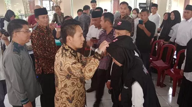 DILANTIK: Wabup Lampung Utara Ardian secara simbolis melantik para petugas Pantarlih.