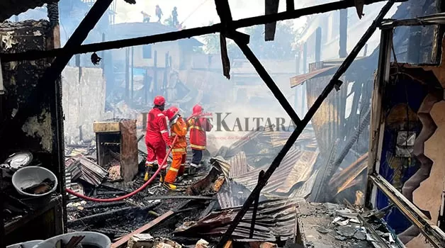 KOBARAN API: Amukan si jago merah menghanguskan 5 bangunan warga di RT 12 Jalan Yos Sudarso, Kelurahan Selumit Pantai, Tarakan Barat sekira pukul 09.10 Wita, Senin (13/2).