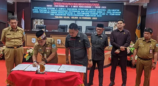 DISETUJUI: Gubernur Kaltara Zainal Arifin Paliwang menandatangani persetujuan 4 raperda yang disaksikan Ketua DPRD Kaltara Albertus Stefanus Marianus bersama unsur pimpinan yang lain.