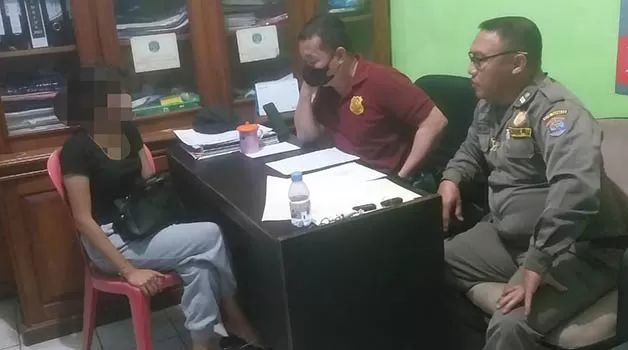 DIPERIKSA: Salah seorang remaja saat dimintai keterangan oleh penyidik Satpol PP Tarakan, Senin (13/2).