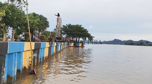 PERLU KEWASPADAAN: Dengan intensitas curah hujan yang tinggi berpotensi terjadi banjir di wilayah Kabupaten Bulungan, tampak Sungai Kayan yang debit airnya naik.