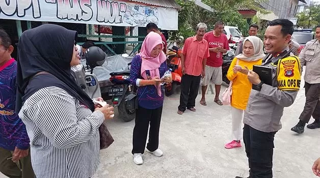 DENGAR KELUHAN: Perwakilan warga Kelurahan Karang Anyar Pantai usai menyampaikan keluhan di lingkungannya kepada personel Polres Tarakan, Jumat (24/2).