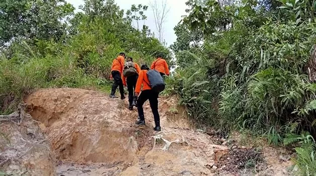 SUSURI HUTAN: Personel SAR Tarakan lakukan pencarian terhadap korban yang diduga tersesat di hutan Gunung Selatan, Selasa (28/2).