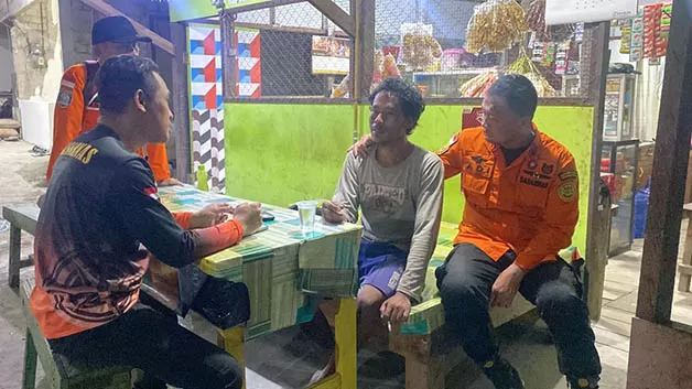KORBAN SELAMAT: Ahmad Ramli (tengah) ditemukan selamat di warung sembako di sekitar Kelurahan Juata Kerikil, Tarakan Utara sekira pukul 20.17 Wita, Rabu (1/3).
