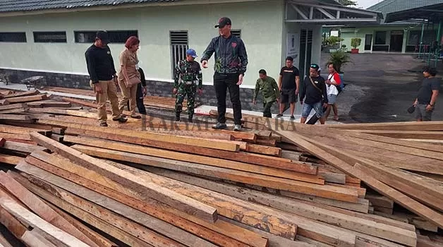 KAYU ILEGAL: Personel Kodim 0907 Tarakan bersama UPTD KPH Tarakan menunjukkan barang bukti 39 kubik kayu ilegal di Makodim 0907 Tarakan, Sabtu (4/3) lalu.